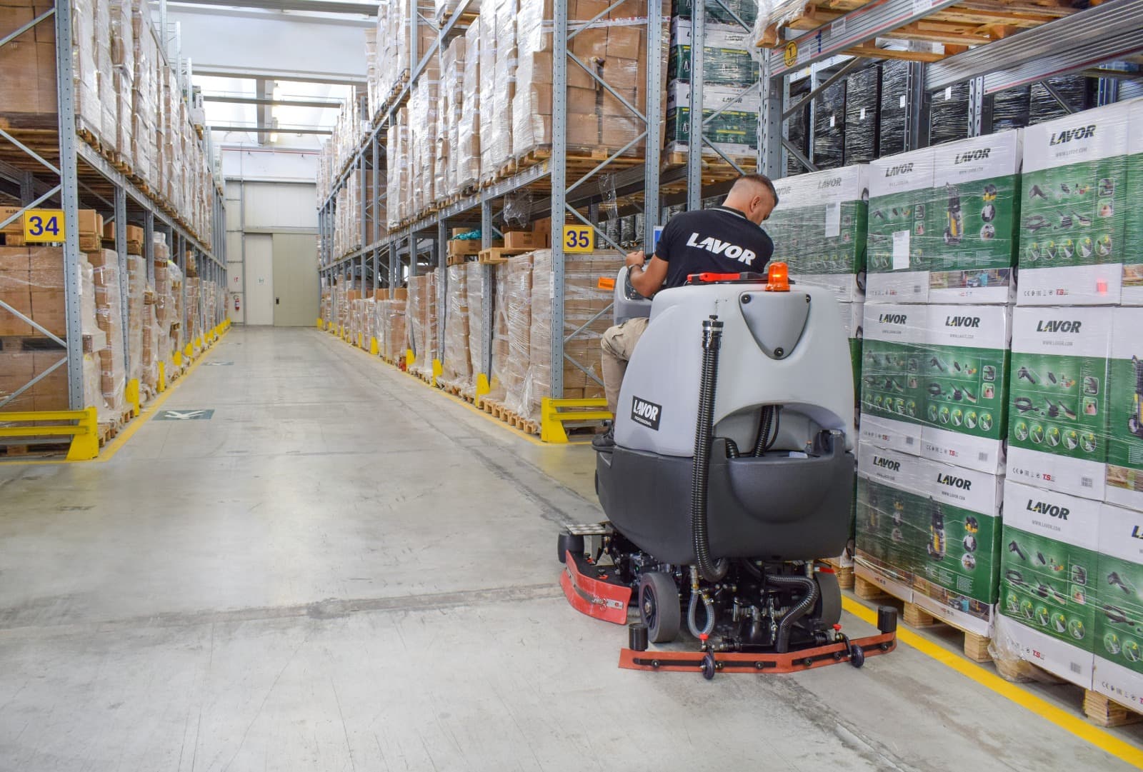 4 dovody, preco je investicia do podlahoveho umyvacieho stroja dobry napad